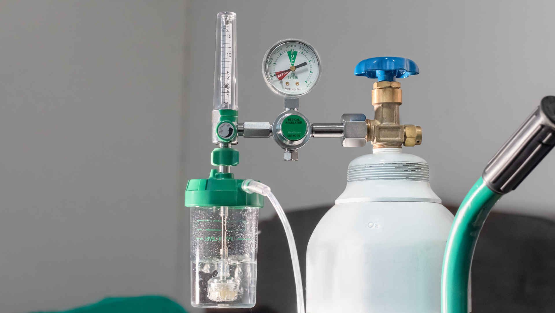Oxygen cylinder with humidification device and flow meter
